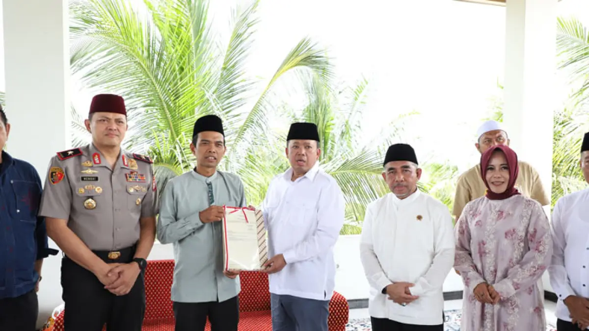 Menteri ATR/BPN, Nusron Wahid (tengah) didampingi Kakanwil BPN Riau, Nurhadi Putra (3 kanan),  Wakapolda Riau Hengki Haryadi (2 kiri) serahkan sertifikat Ponpes Ma’had Az-Zahra kepada Ustadz Abdul Somad (UAS) saat lawatan ke Riau, Rabu (22/4/2026). (BPN Riau untuk Riaupos.co)