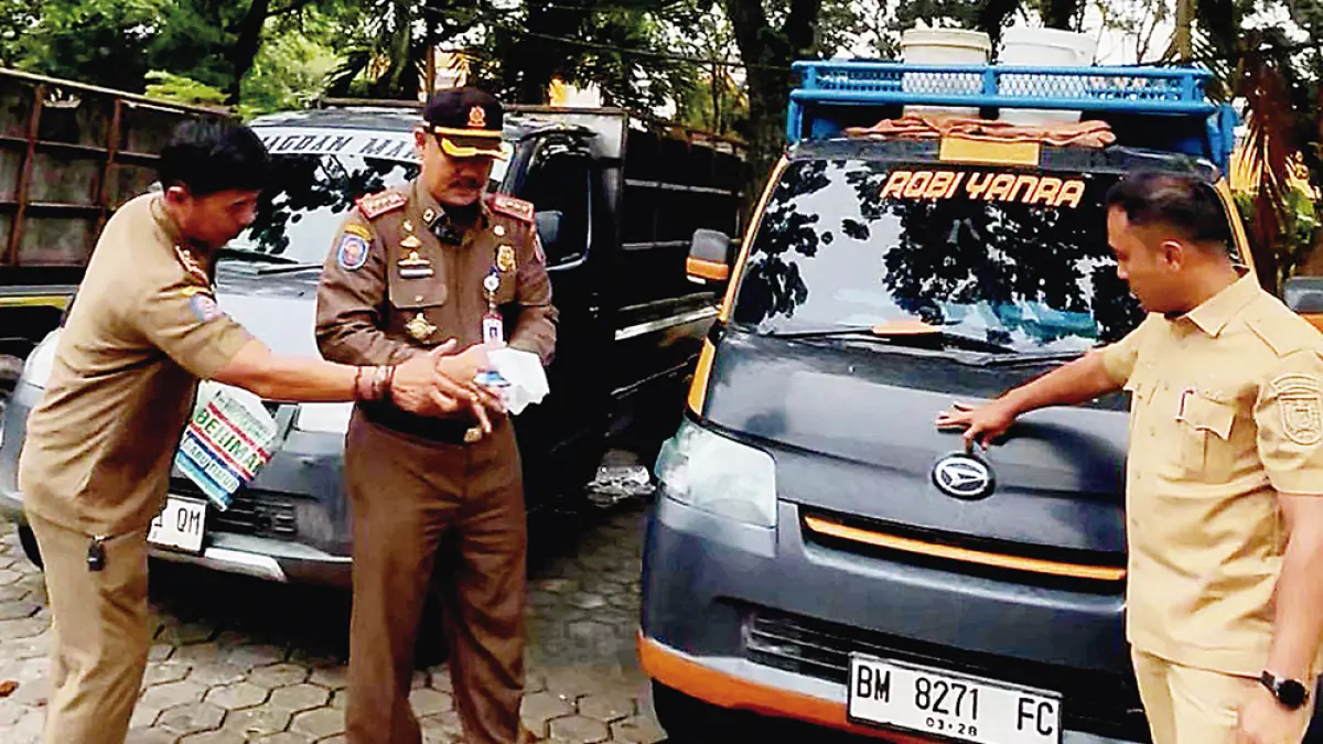 Tiga unit pikap diamankan di Mako Satpol PP Pekanbaru, Kamis (23/4/2026). Kendaraan ini diamankan saat hendak membuang sampah di Tempat Pembuangan Sementara (TPS) liar di kawasan Jalan Air Hitam, Kecamatan Payung Sekaki. (SATPOL PP PEKANBARU UNTUK RIAU POS)
