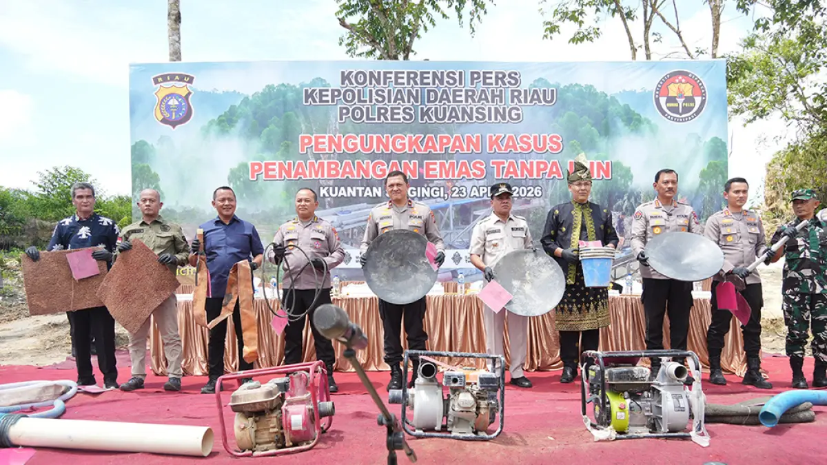 Wakapolda Riau Brigjenpol Hengky Haryadi, Bupati Kuansing H Suhardiman Amby, dan Ketua DPRD Kuansing H Juprizal SE MSi, memperlihatkan barang bukti peralatan PETI yang berhasil diamankan di Kuansing saat konferensi pers, Kamis (23/4/2026) di Desa Pantai, Kecamatan Kuantan Mudik. (DESRIANDI CANDRA)