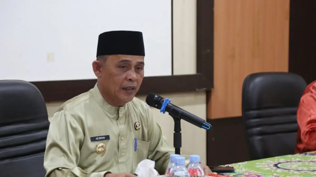 Bupati Inhil Herman memberikan arahan kepada kepala OPD, camat dan instansi Pemkab Inhil terkait kebijakan WFH bagi ASN di Aula Kantor Bapperida Inhil Jalan Akasia, Tembilahan, Jumat (24/4/2026)(Istimewa)