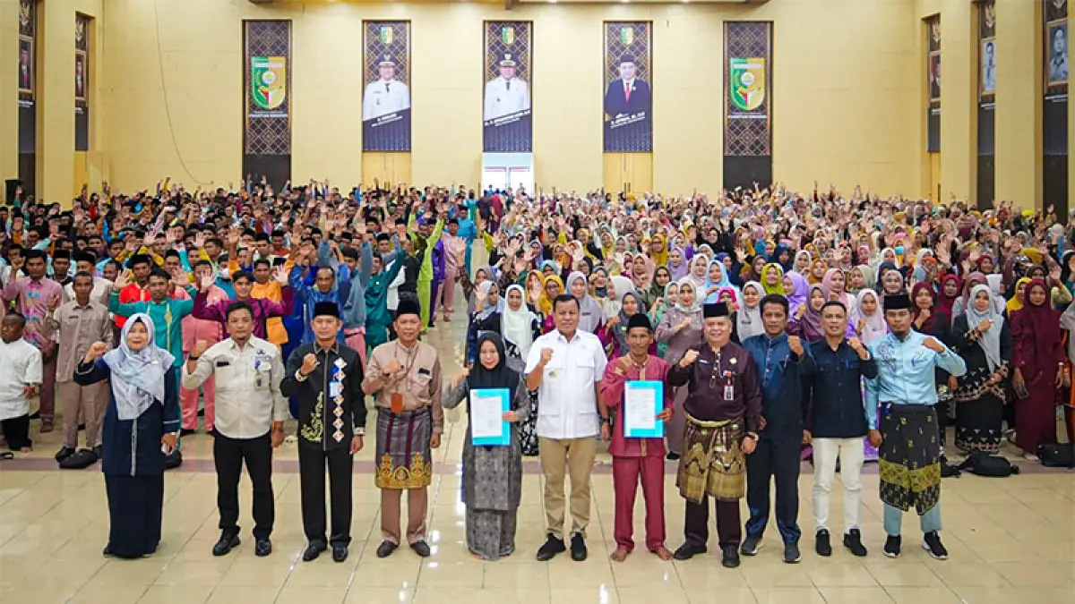 Bupati Kuansing Dr H Suhardiman Amby MM, Kepala BPKK Drs Muradi MSi dan Asisten III Drs Azhar MM foto bersama PPPK Paruh Waktu usai penyerahan SPMT dan pembekalan di Gedung Abdul Rauf Teluk Kuantan, Jumat (24/4/2026). (DESRIANDI CANDRA)
