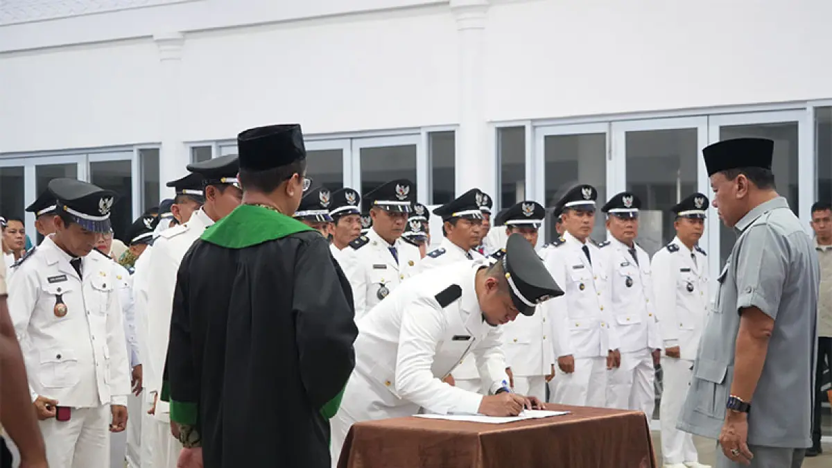 Bupati Kuansing H Suhardiman Amby melantik 62 Pj Kades se Kuansing, Kamis (23/4/2026) malam di pendopo rumah dinas jabatan. (Desriandi Candra)