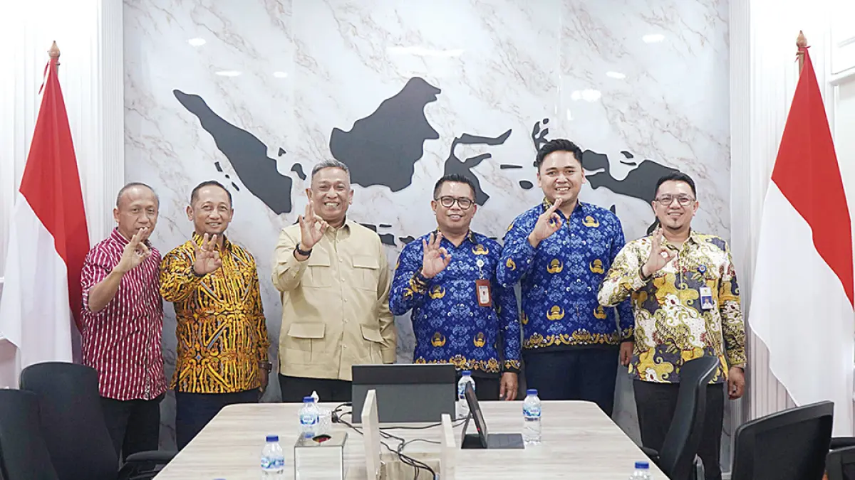 Bupati Rohul Anton (tiga kiri) foto bersama dengan Direktur FP3KT Kementrans RI La Ode Muhaijiri saat melakukan kunjungan kerja ke Kantor Kementrans RI di Jakarta, Selasa (21/4/2026).  (PROKOPIM SETDA ROHUL UNTUK RIAU POS)