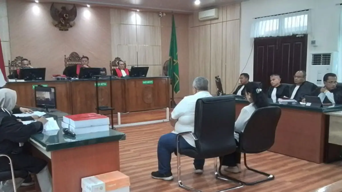 Dirut PT SPR Rahman Akil (baju putih sebelah kiri) bersama mantan Direktur Keuangannya Debby Riauma Sary menghadapi Pengadilan Tipikor, Jumat (24/4/2026). (Hendrawan Kariman/Riaupos.co)