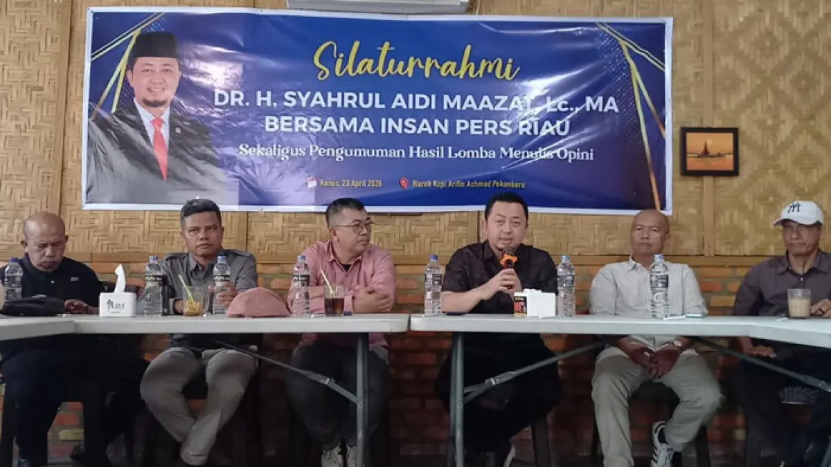 Dr Syahrul Aidi Maazat saat silaturahmi dengan asosiasi media dan wartawan yang ada di Provinsi Riau, Kamis (23/4/2026) di Wareh Kupi Jalan Arifin Achmad Pekanbaru.