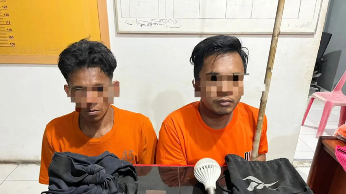 Dua tersangka pencurian sarang burung walet diamankan bersama barang bukti di Mapolsek Kateman, Inhil, Jumat (24/4/2026). (Istimewa)