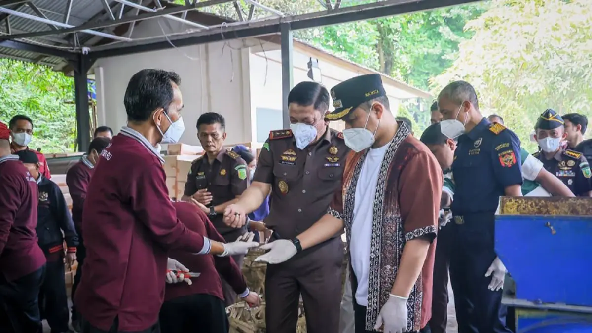 Kepala Kejaksaan Tinggi Riau Sutikno bersama Wali Kota Pekanbaru Agung Nugroho mendapatkan penjelasan tentang pengolahan limbah hasil pemusnahan menjadi kompos di UPT Pengelolaan Komposting DLHK Pekanbaru, Jalan Ronggowarsito, Kamis (23/4/2026). (PEMKO PEKANBARU UNTUK RIAU POS)

