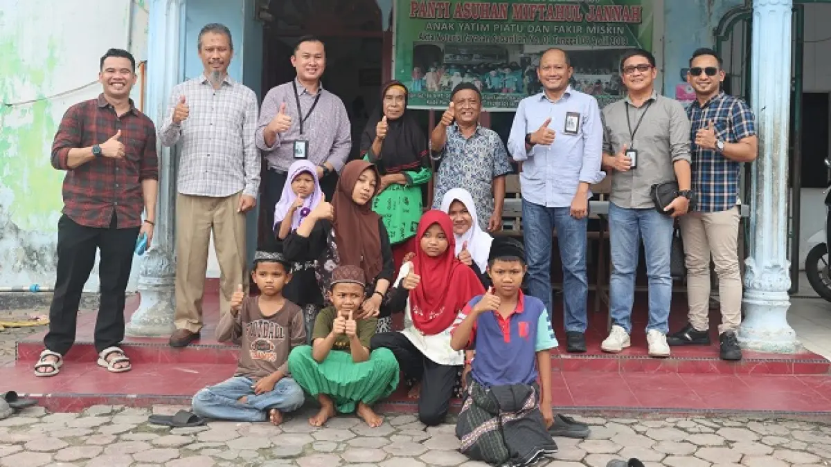 General Manager PLN UID Riau dan Kepri, Didik Wicaksomo bersama jajaran menyerahkan bantuan YBM PLN kepada Panti Asuhan Miftahul Jannah, Pekanbaru, sebagai bentuk kepedulian sosial kepada anak-anak panti, Jumat (24/4/2026). (Istimewa)