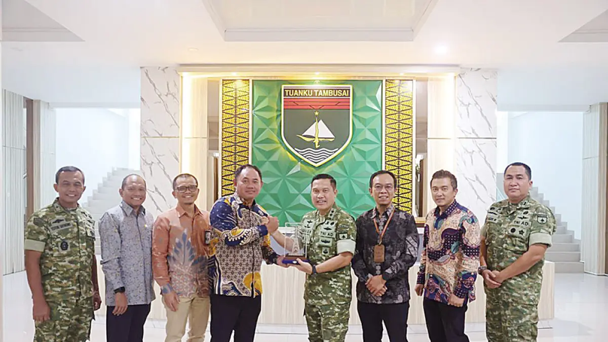 General Manager PT PLN (Persero) UIP Sumbagteng Achmadi Abbas menyerahkan cendera mata kepada  Pangdam XIX Tuanku Tambusai Mayjen TNI Agus Hadi Waluyo. (pt pln (persero) 
