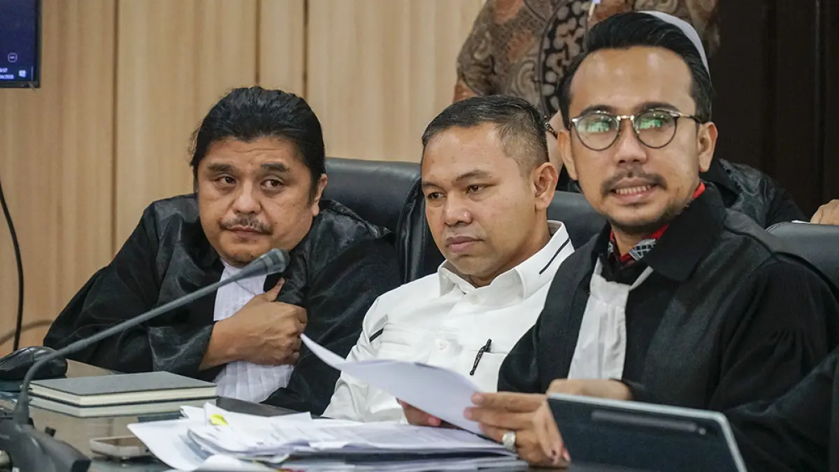 Gubernur Riau nonaktif Abdul Wahid (tengah) didampingi penasihat hukum saat menghadiri sidang di Pengadilan Tipikor pada Pengadilan Negeri Pekanbaru, Kamis (23/4/2026). (MHD AKHWAN/RIAUPOS)