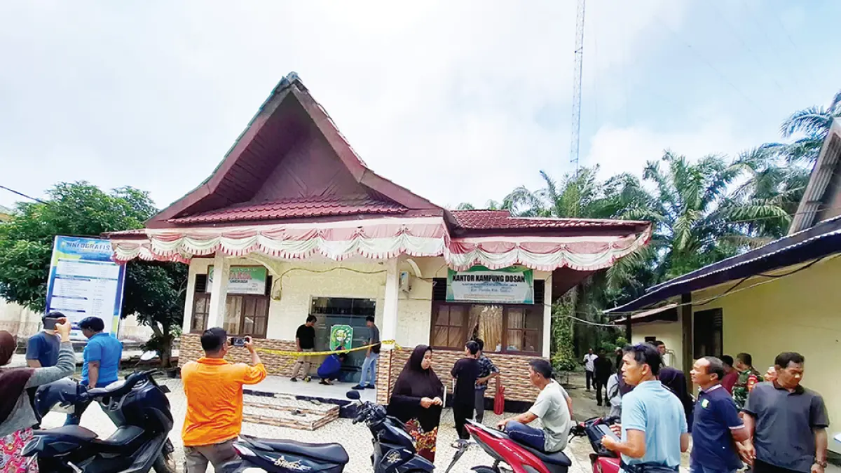 Kantor Desa Dosan, Kecamatan Pusako, Kabupaten Siak, dipasang garis polisi oleh Polsek Bungaraya bersama Satreskrim Polres Siak, Kamis (23/4/2026). (POLRES SIAK)