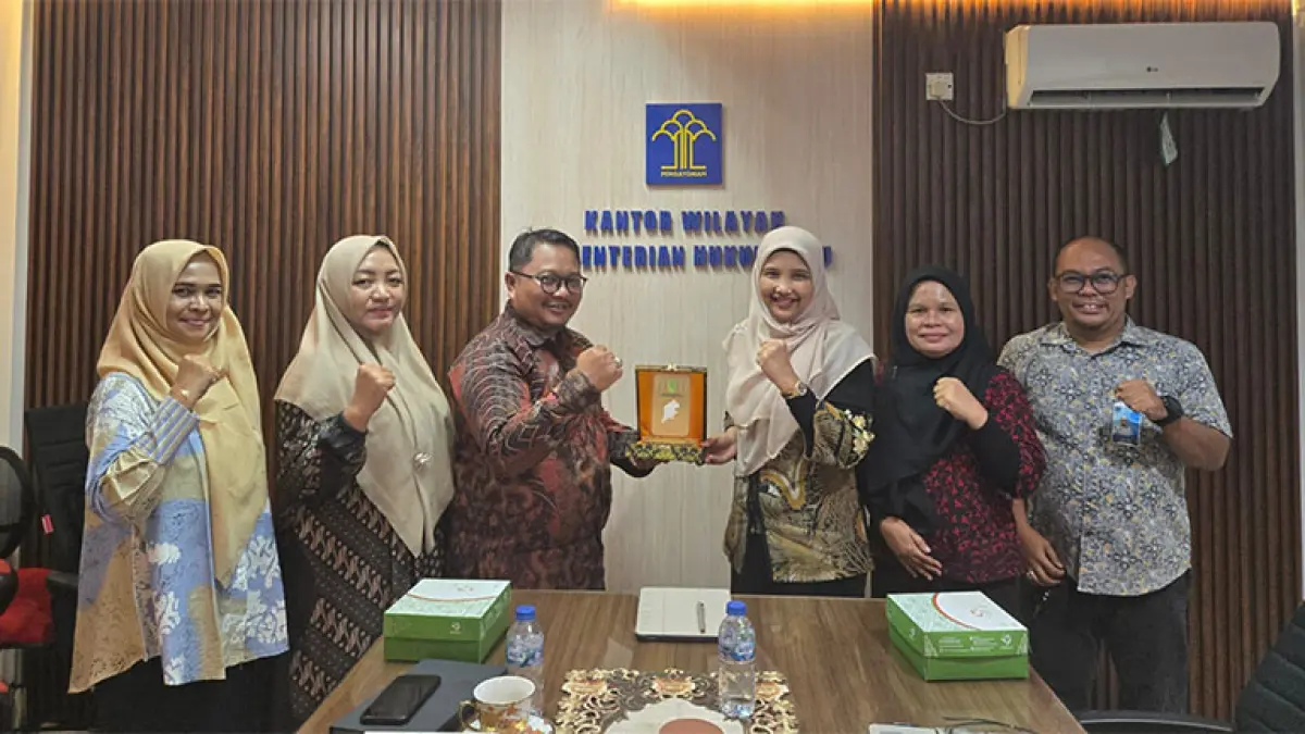 Kepala Divisi P3H Kanwil Kemenkum Riau Yeni Nel Ikhwan terima cendramata dari Kepala Bappeda Inhu Bobby Mauliantino, Kamis (23/4/2026). Ft Humas Kanwil Kemenkum Riau