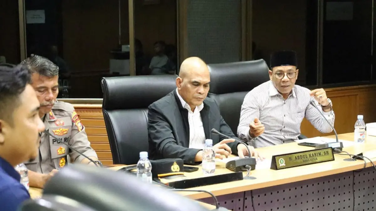  Ketua DPRD Riau Kaderismanto saat memimpin rapat bersama Dewan Pimpinan Wilayah Federasi Serikat Pekerja Metal Indonesia di Ruang Rapat Komisi V DPRD Riau. (DPRD RIAU UNTUK RIAU POS)
