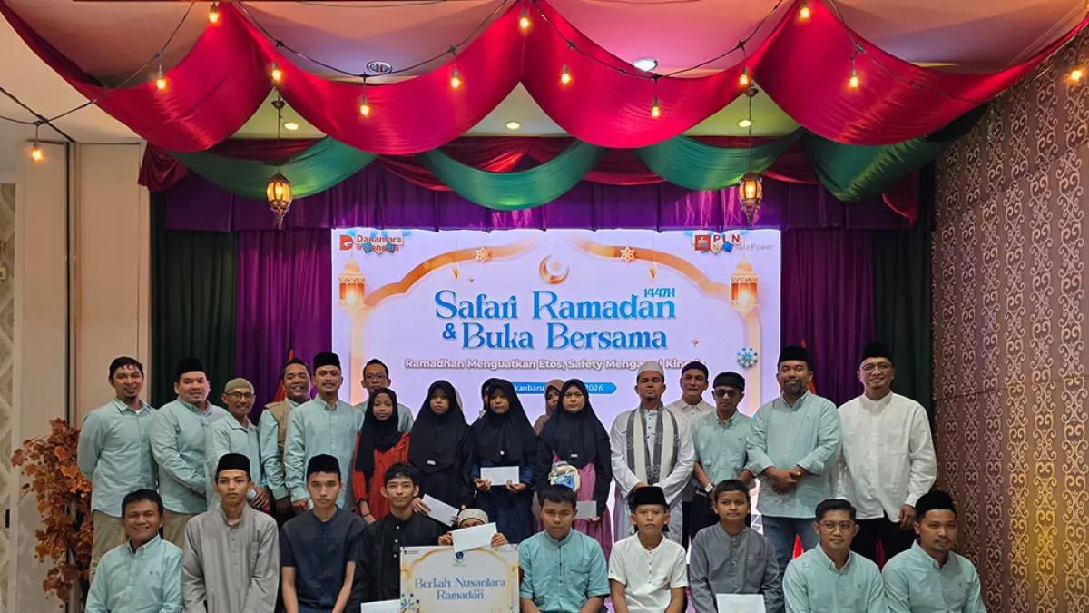Manajemen UP Pekanbaru foto bersama dengan anak yatim dan duafa penerima santunan. (pt pln (persero) untuk riau pos)