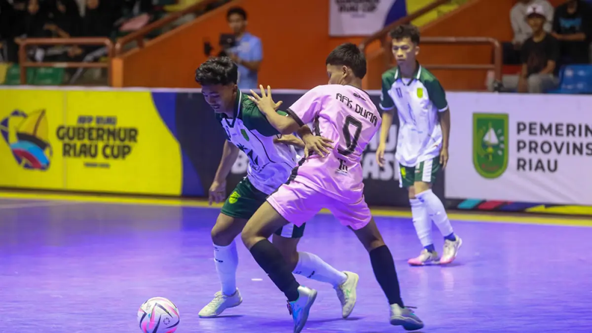 Pemain Indragiri Hilir dan Dumai berebut bola dalam laga Kejurda Futsal Piala Gubernur Riau 2026 di GOR Tribuana Pekanbaru, Kamis (23/4/2026). (AFP RIAU)