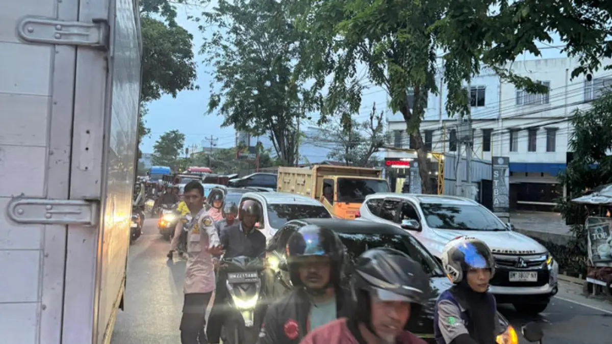 Petugas dari Dinas Perhubungan tampak mengatur lalu lintas di Jalan Parit Indah atau Jalan Datuk Setia Maharaja, Pekanbaru, Jumat (24/4/2026) sore. (Afiat Ananda/Riaupos.co)