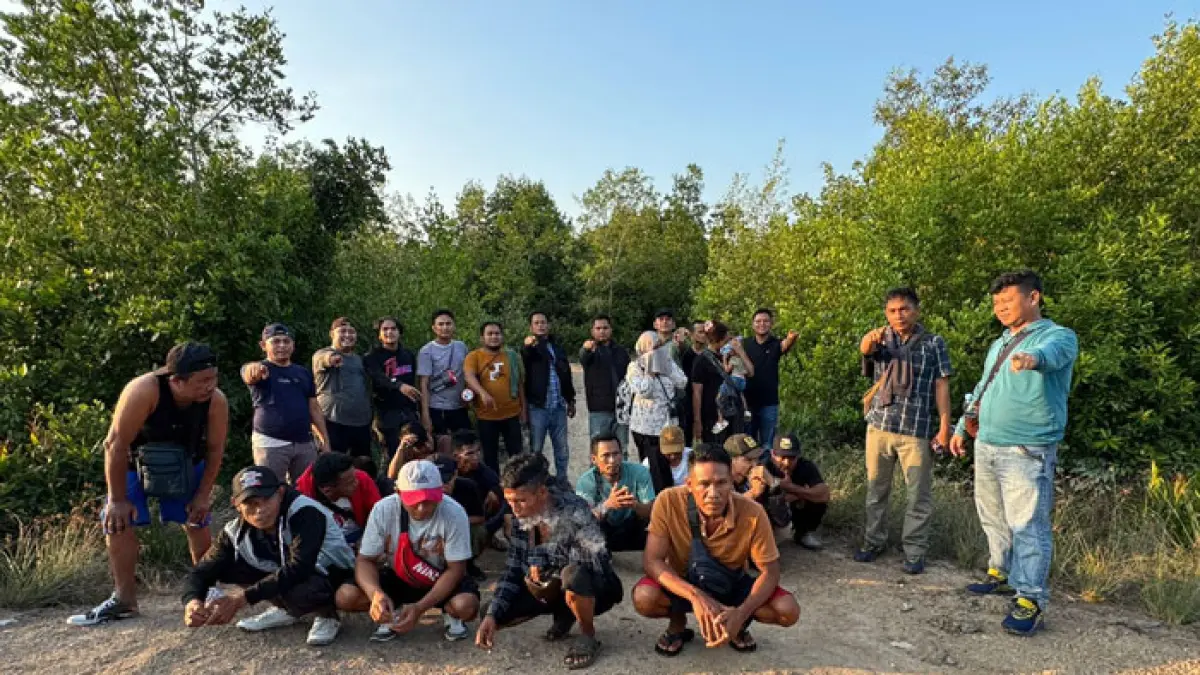Petugas dari Satreskrim Polres Dumai saat menggagalkan keberangkatan 29 PMI Ilegal, baru-baru ini. (Istimewa)