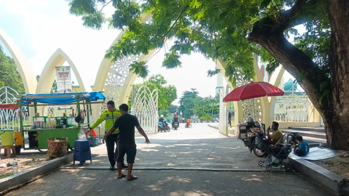 Polisi saat melakukan olah TKP di Jalan Hangtuah, tepatnya di pintu masuk Pos 1 Masjid Agung An-Nur, Kecamatan Limapuluh, Kota Pekanbaru, pada Jumat (24/4/2026). (Satlantas Polresta Pekanbaru untuk Riaupos.co)