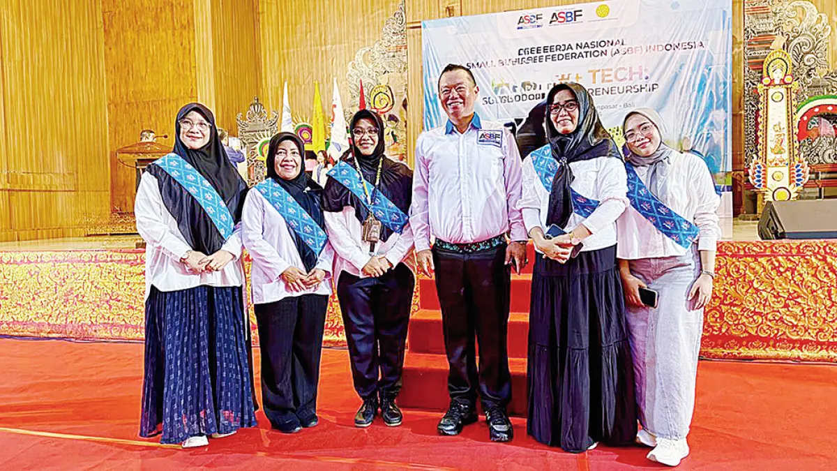 Presiden Asosiasi Small Business Federation (ASBF) Indonesia Peng Suyoto  (tiga kanan) foto bersama dengan Chief Executive Regional Riau Alfa Frisa Septania di Denpasar, Bali, Kamis (23/4/2026). (ASBF UNTUK RIAU POS)
