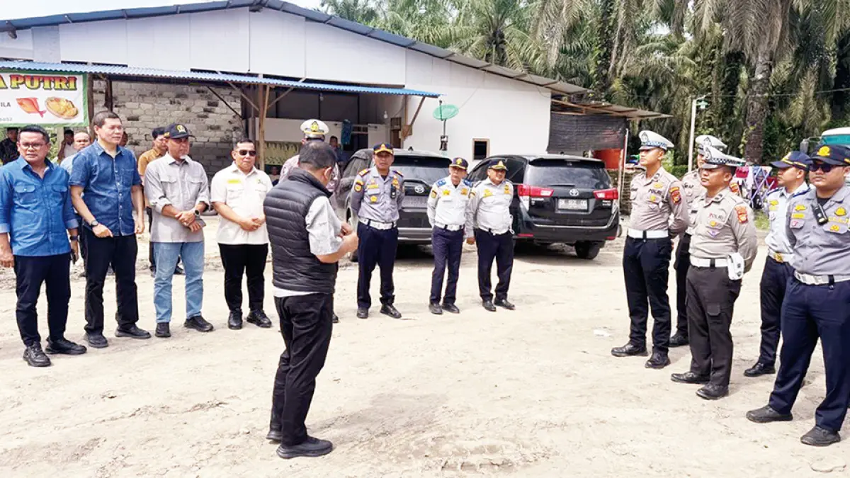 Rombongan Komisi IV DPRD Riau bersama pihak Dishub dan Polres Rohil meninjau kondisi jalan lintas Menggala Junction di Rohil, Rabu (22/4/2026). (DARMALIS UNTUK RIAU POS)