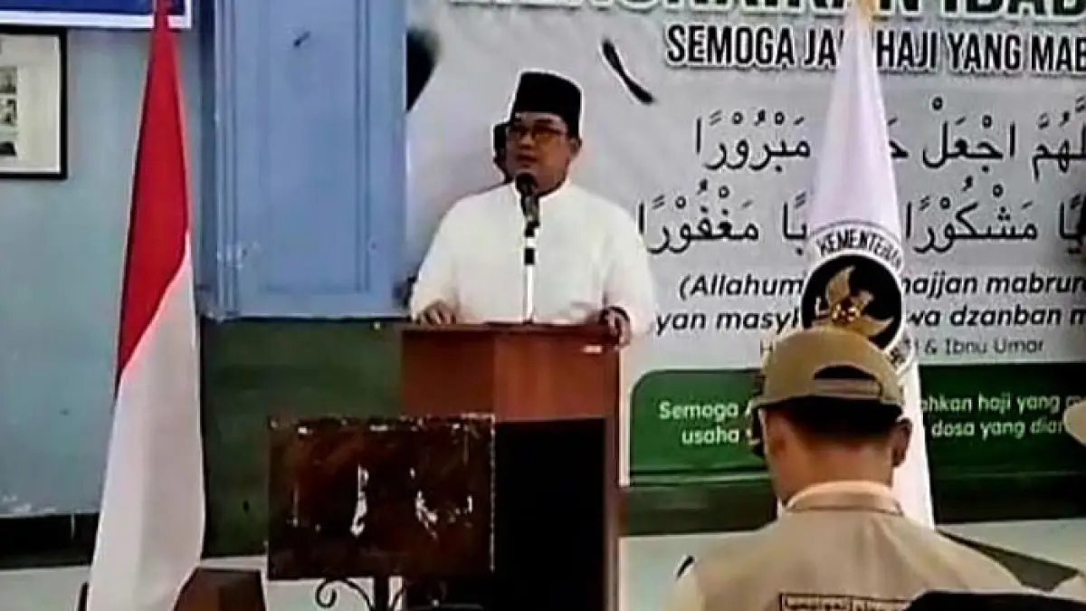 Sekretaris Daerah Provinsi (Sekdaprov) Riau, Syahrial Abdi saat melepas jemaah haji di asrama haji Batam. (Istimewa)