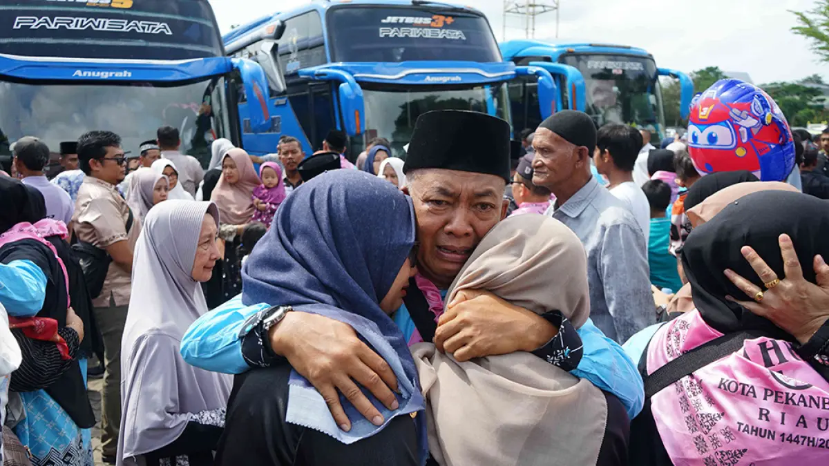 Seorang jemaah calon haji Riau menangis memeluk kerabatnya saat berpamitan di Halaman Bandar Seni Raja Ali Haji, Jalan Jenderal Sudirman, Pekanbaru, Kamis (23/4/2026). (EVAN GUNANZAR/RIAU POS)
