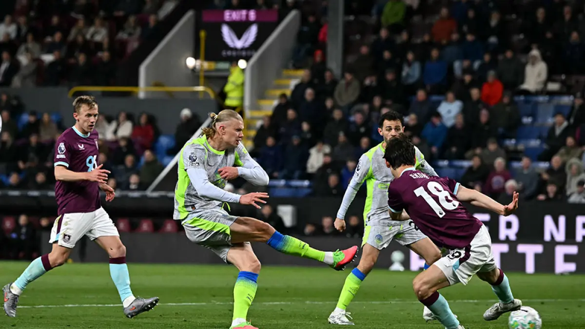 Striker Manchester City Erling Haaland saat melepaskan tendangan keras ke gawang Burnley dalam pertandingan sepakbola Premier League Inggris antara Burnley dan Manchester City di Turf Moor, Rabu (22/4/2026). (ELLIS/AFP)
