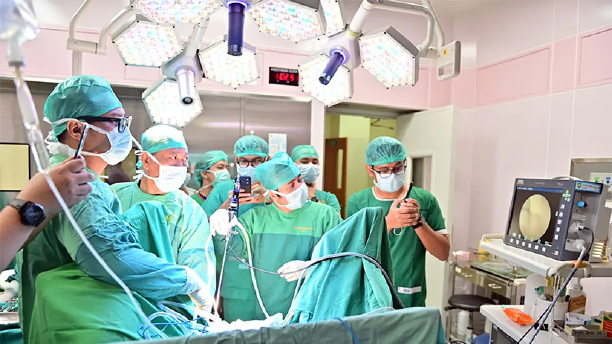Tim dokter RSUD Arifin Achmad saat melakukan Operasi terhadap pasien. Ft Humas RSUD Arifin Achmad