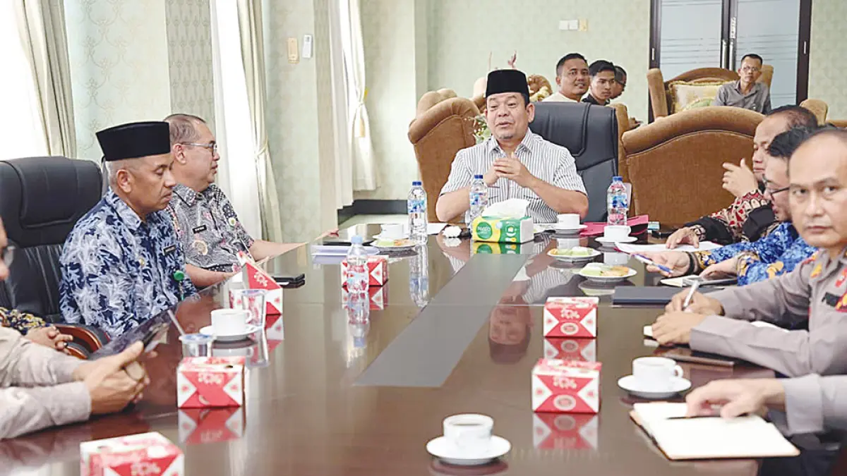 Wabup Rohul H Syafaruddin Poti didampingi Pj Sekda Rohul H Yusmar, forkopimda dan kepala OPD memimpin rapat final persiapan keberangkatan JCH Rohul di ruang rapat VIP MAIC Rohul, Kamis (23/4/2026).  (PROKOPIM SETDA ROHUL UNTUK RIAU POS)