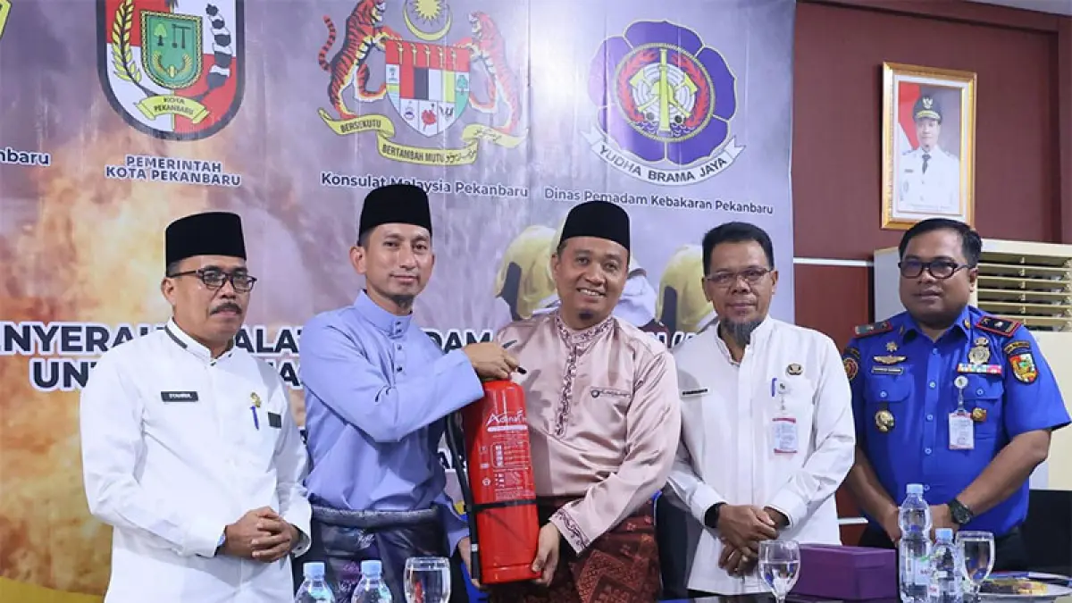 Wawako Pekanbaru Markarius Anwar secara simbolis menerima bantuan APAR dari Konsul Malaysia Mohammed Hosnie Shahiran bin Ismail, di Aula Damkar Pekanbaru, Jumat (24/4/2026). (ISTIMEWA)