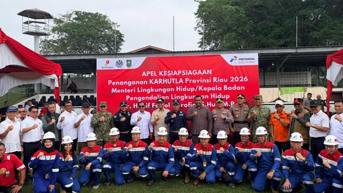Menteri Lingkungan Hidup, Hanif Faisol Nurofiq, bersama Direktur Eksekutif GAPKI Mukti Sardjono bersama jajaran stakeholder foto bersama saat Apel Kesiapsiagaan Penanganan Karhutla &nbsp;di Lapangan Sanggar Pertamina Hulu Rokan Rumbai, Sabtu (25/4/2026). (Evan Gunanzar/Riau Pos)