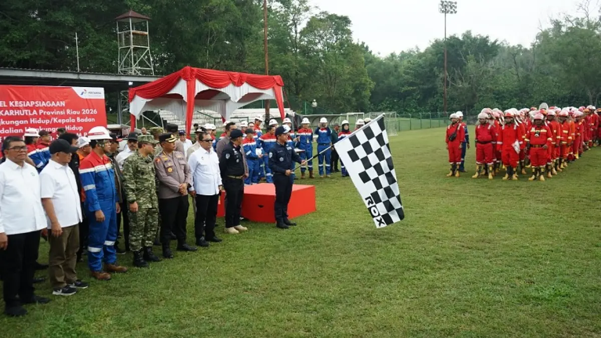 Menteri Lingkungan Hidup (LH) RI Hanif Faisol Nurofiq, S Hut&nbsp; M P bersama General Manager (GM) PT PHR Zona Rokan Andre&nbsp; Wijanarko serta jajaran undangan melepas petugas penanggulangan karhutla saat Apel Kesiapsiagaan Penanganan Karhutla&nbsp; di Lapangan Sanggar Pertamina Hulu Rokan Rumbai, Sabtu (25/4/2026). (EVAN GUNANZAR/RIAU POS)