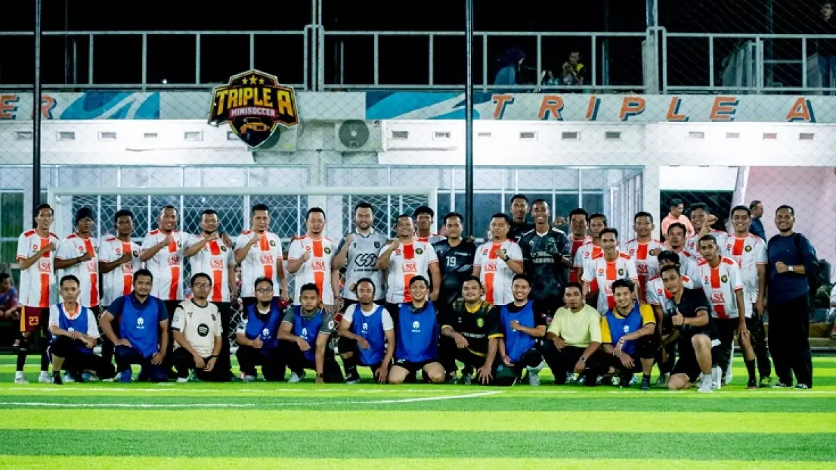 Anggota DPRD RI Syahrul Aidi Maazat, anggota DPRD Riau Amal Fathullah, Ketua PWI Kampar Syawal foto bersama pemenang usai turnamen di Lapangan Mini Soccer Desa Batu Belah, Kecamatan Kampar, Jumat (24/4/2026). (PWI Untuk Riaupos.co)
