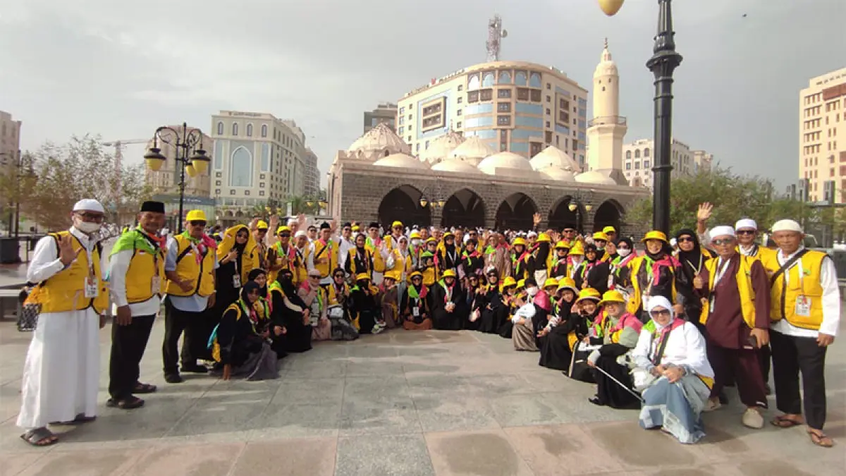 Jemaah haji Riau foto bersama sebelum melakukan ziarah dan ibadah di sekitar Masjid Nabawi