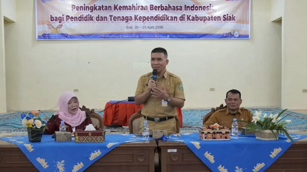 Kepala Dinas Pendidikan Kabupaten Siak, Romy Lesmana Dermawan (tengah), saat membuka kegiatan Peningkatan Kemahiran Berbahasa Indonesia (PKBI) bagi Pendidik dan Tenaga Kependidikan di Kabupaten Siak yang diselenggarakan Balai Bahasa Provinsi Riau di Siak Sriindrapura, Senin (20/4/2026). (BBPR UNTUK RIAUPOS.CO)