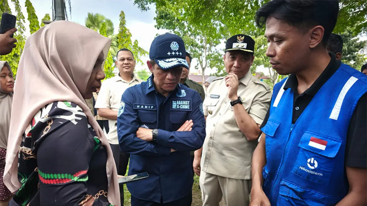 Menteri LH Hanif Faisol Nurofiq didampingi Wawako Markarius Anwar melihat proses Waste Station di RTH Tunjuk Ajar Integritas depan kediaman Wako Pekanbaru Jalan Ahmad Yani, Sabtu (25/4/2026). (M ALI NURMAN)