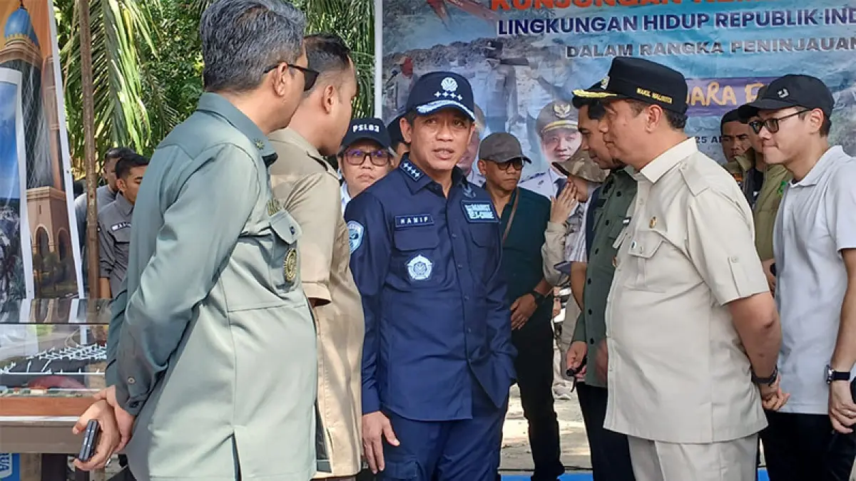 Menteri LH Republik Indonesia, Hanif Faisol Nurofiq, meninjau kondisi TPA II Muara Fajar, Kecamatan Rumbai Barat, Sabtu (25/4/2026) didampingi Wawako Pekanbaru Markarius Anwar. (ISTIMEWA)