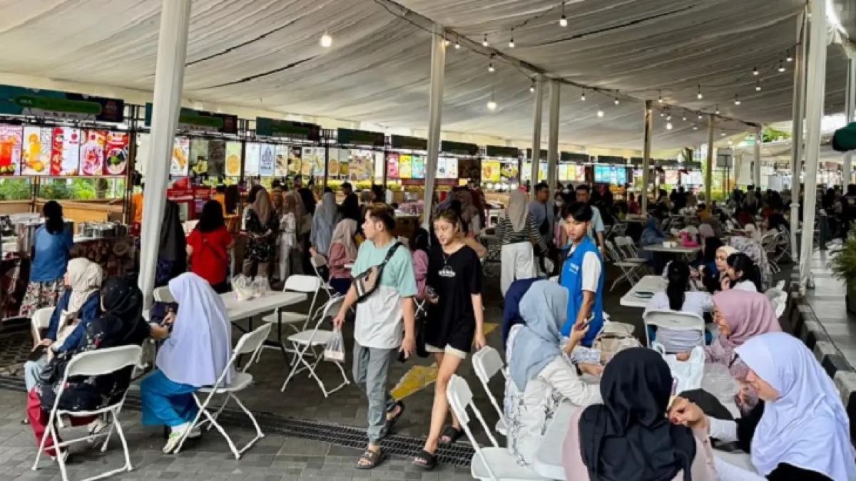 Pengunjung Mal Living World Pekanbaru terlihat memadati kawasan Festival Kuliner Terbesar Jakarta Halal Viral Vol 3 yang diselenggarakan oleh Living World Pekanbaru, Sabtu (25/4/2026). (Living Wolrd Pekanbaru Untuk Riau Pos)
