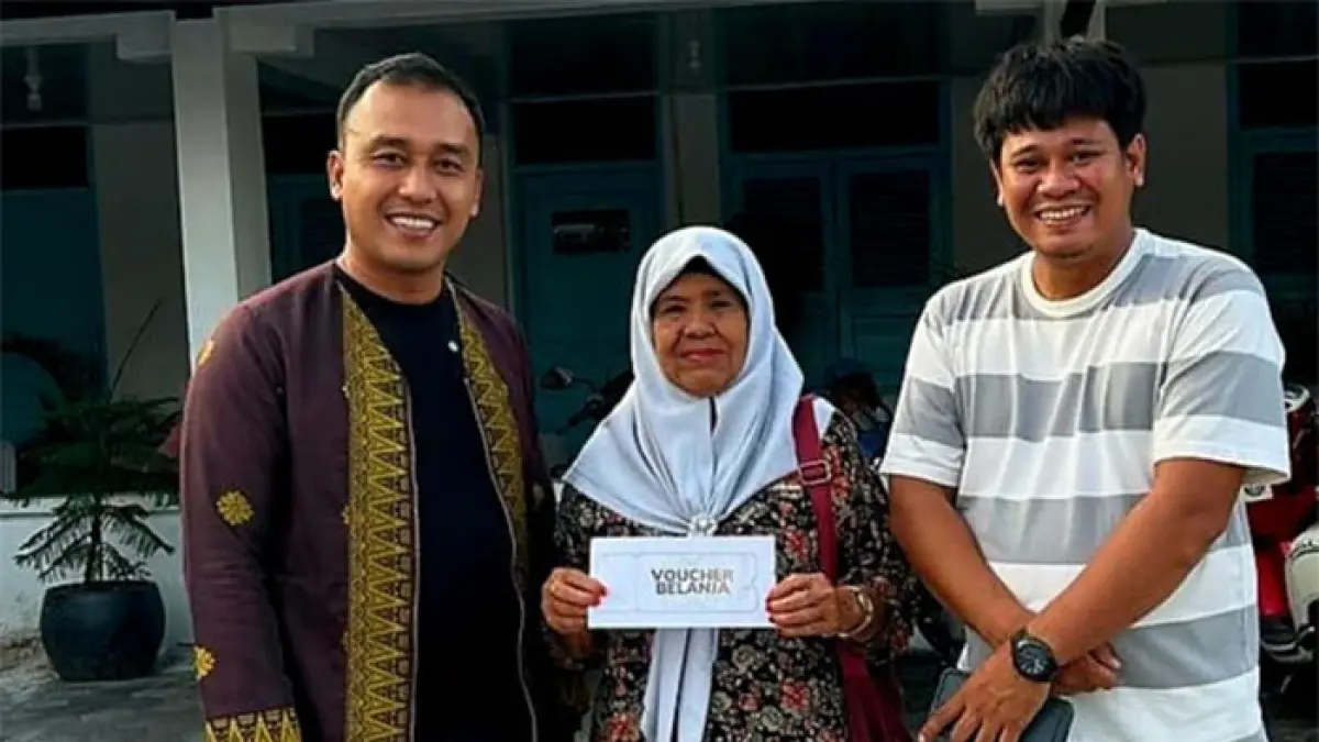 Penyerahan reward dilakukan Kepala DLHK Pekanbaru Reza Aulia Putra, di Kantor TRC 112 kepada Melki yang datang bersama ibunya. (ISTIMEWA)