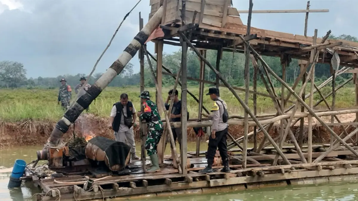 Personel Polsek Kuantan Hilir dan anggota Koramil O7 membakar rakit-rakit PETI yang ditemukan di Desa Kasang Limau Sundai Kecamatan Kuantan Hilir Seberang, Sabtu (25/4/2026). Foto Polsek Kuantan Hilir
