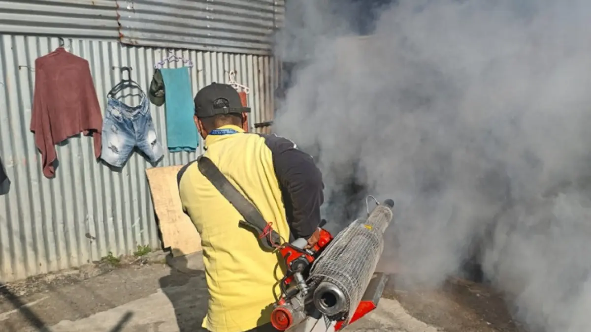 Tim kesehatan Puskesmas Pekan Heran saat melakukan pengasapan di ruang WBP, Sabtu (25/4/2026). (Rutan Rengat)