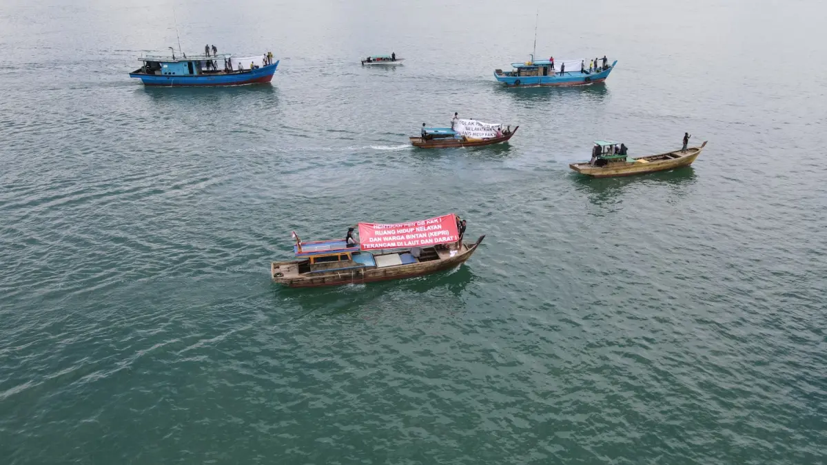 Aksi penolakan eksploitasi pulau yang dilakukan Walhi bersama masyaAksi penolakan eksploitasi pulau yang dilakukan Walhi bersama masyarakat pada awal April 2026.Walhi Riau untuk Riau Pos rakat pada awal April 2026.Walhi Riau untuk Riau Pos 