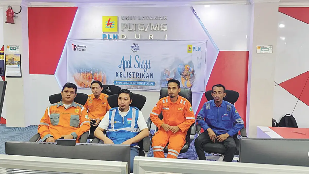 Apel Siaga: Manager ULPLTG/MG Duri (tengah) saat mengikuti Apel Siaga Kelistrikan di control room.
