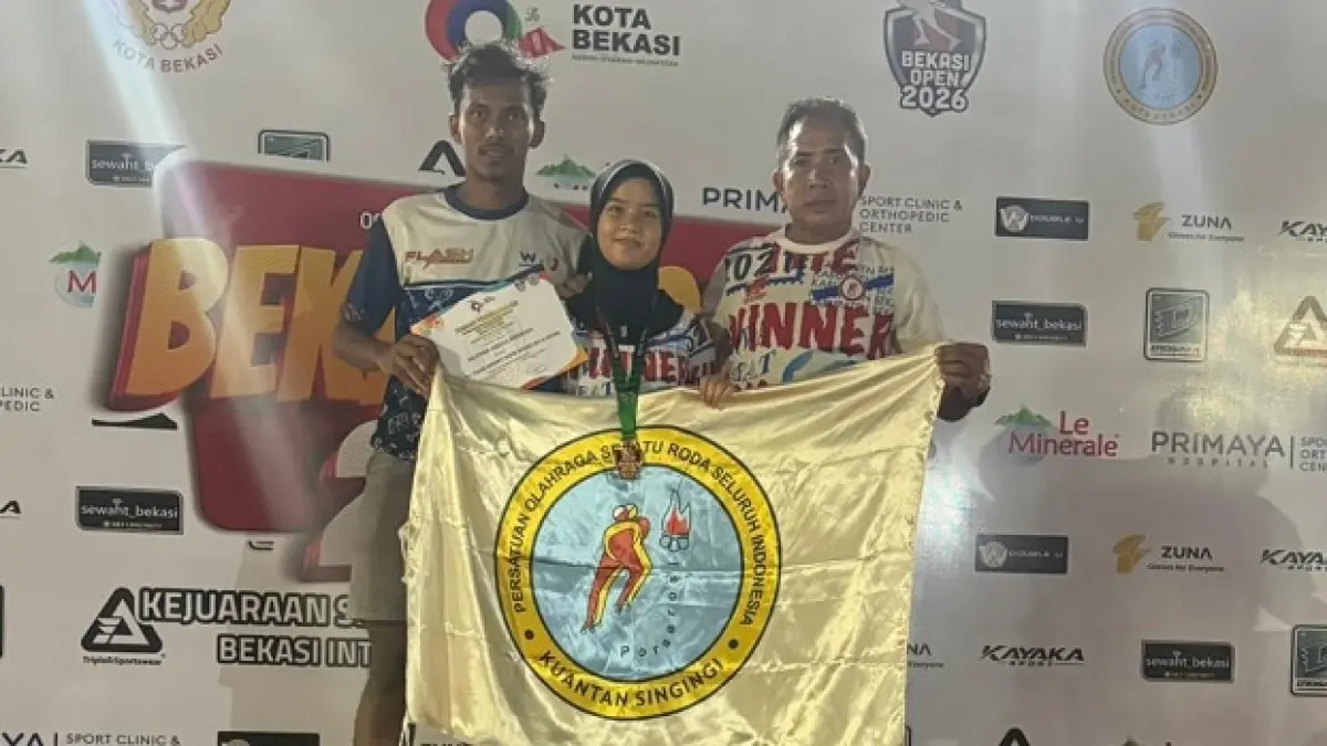 Atlet sepatu roda Kuansing, Najiyah Aqilla Agsecha saat meraih medali emasi sepatu roda di Bekasi Open, pekan kemarin bersama pelatih dan ofisial. (KONI Kuansing)
