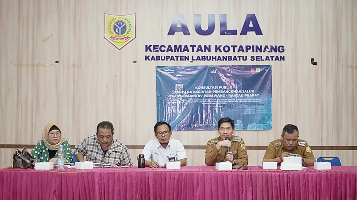 Camat Kota Pinang Khoirul Effendi Batubara saat menyampaikan sam­butan dalam acara dialog dengan warga Kota Pinang.