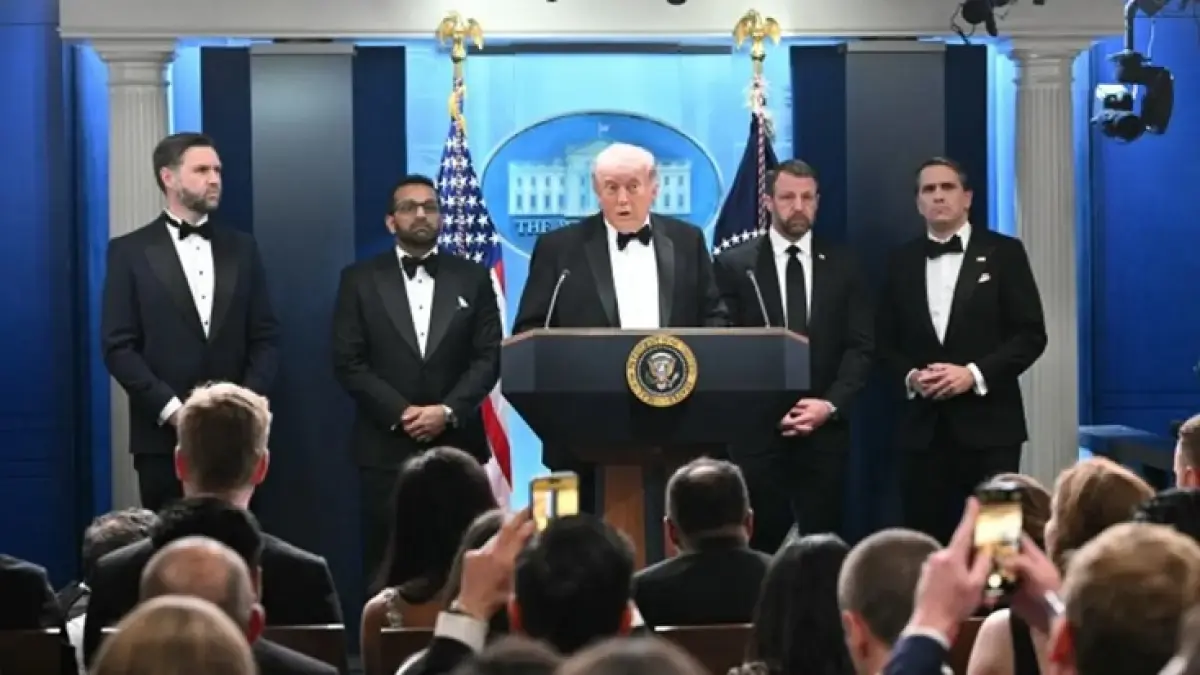 Donald Trump berbicara di Gedung Putih di Washington, DC, tak lama setelah insiden penembakan pada Makan Malam Koresponden Gedung Putih, Sabtu (25/4). (Deadline)