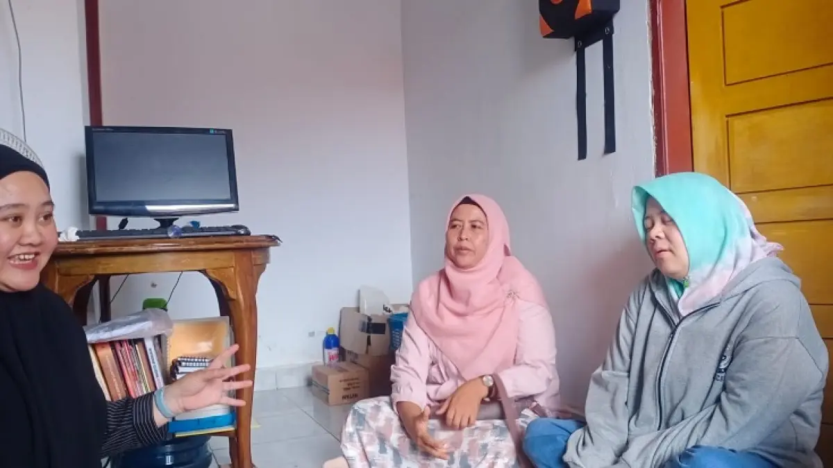 GRU, IRT penyandang tuna netra saat diwawancarai petugas PPA Kota Pekanbaru, baru-baru ini. (ISTIMEWA)