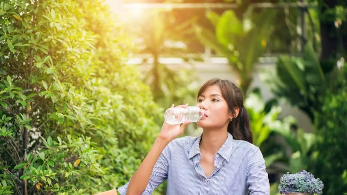 Ilustrasi orang yang sedang minum air. (Freepik)