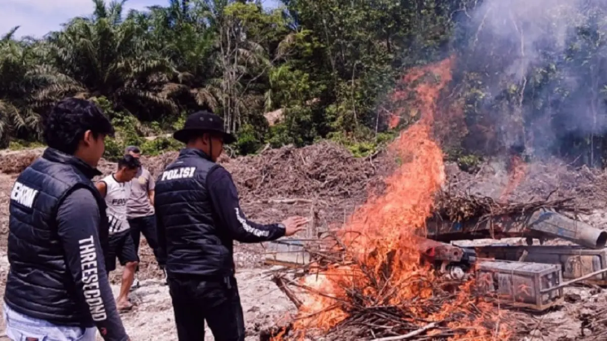 Kapolsek Benai Ipda Ali Sodiq bersama personel Polsek Benai melakukan penertiban PETI Desa Tebing Tinggi Benai, Ahad (26/4/2026). (Polsek Benai)