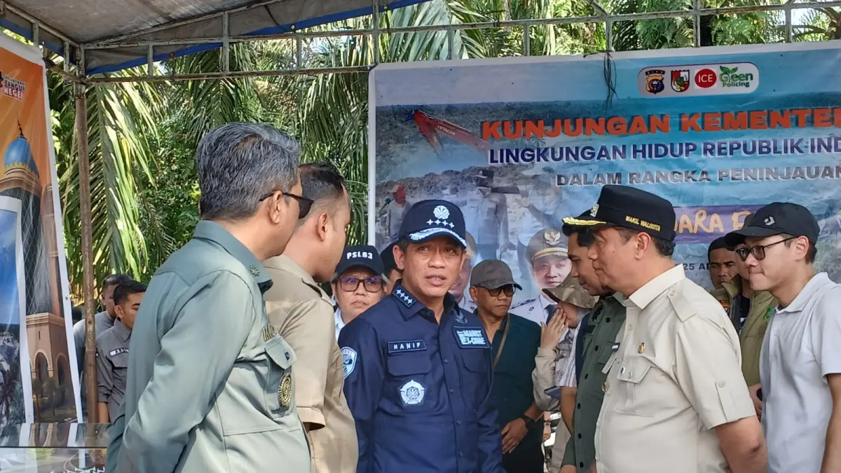 Menteri Lingkungan Hidup Republik Indonesia, Hanif Faisol Nurofiq, meninjau kondisi Tempat Pembuangan Akhir (TPA) II Muara Fajar, Kecamatan Rumbai Barat, didampingi Wawako Pekanbaru Markarius Anwar, Sabtu (25/4/2026). Pemko Pekanbaru untuk riau pos